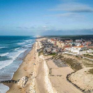 Lacanau Ocean (33) : lutte contre l'érosion du littoral et protection des logements de la station balnéaire par les enrochements. Vue sur les immeubles et maisons du front de mer, les enrochements, la plage et les vagues de l'Ocean Atlantique. Photo by Duffour P/ANDBZ/ABACAPRESS.COM