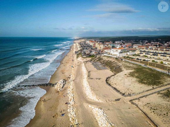 Lacanau Ocean (33) : lutte contre l'érosion du littoral et protection des logements de la station balnéaire par les enrochements. Vue sur les immeubles et maisons du front de mer, les enrochements, la plage et les vagues de l'Ocean Atlantique. Photo by Duffour P/ANDBZ/ABACAPRESS.COM