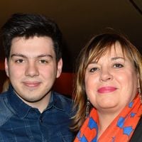 Michèle Bernier prend la pose avec son fils Enzo qui lui ressemble tant et dont le père est Bruno Gaccio