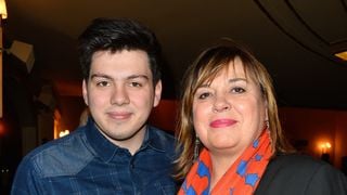 Michèle Bernier prend la pose avec son fils Enzo qui lui ressemble tant et dont le père est Bruno Gaccio