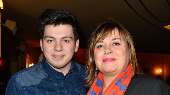 Michèle Bernier prend la pose avec son fils Enzo qui lui ressemble tant et dont le père est Bruno Gaccio