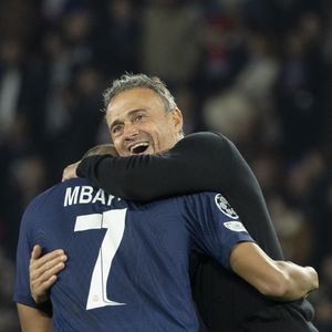 Luis Enrique et Kylian Mbappé - People dans les tribunes lors du match de ligue des champions entre le PSG et l'AC Milan au Parc des Princes à Paris le 25 octobre 2023. © Cyril Moreau/Bestimage