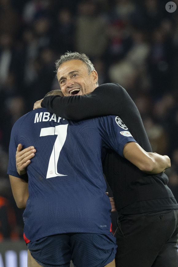 Luis Enrique et Kylian Mbappé - People dans les tribunes lors du match de ligue des champions entre le PSG et l'AC Milan au Parc des Princes à Paris le 25 octobre 2023. © Cyril Moreau/Bestimage