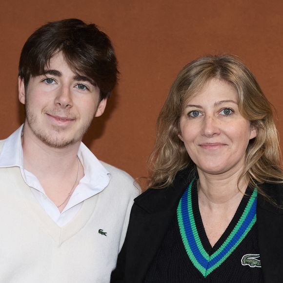 Fils aîné du chanteur et comédien Patrick Bruel et de l’écrivaine Amanda Sthers, Oscar s’inscrit dans une dynamique familiale où création artistique et sens des affaires cohabitent depuis toujours.

Amanda Sthers et son fils Oscar Bruel au village (night session) lors des Internationaux de France de tennis de Roland Garros 2024, à Paris, France. © Jacovides-Moreau/Bestimage
