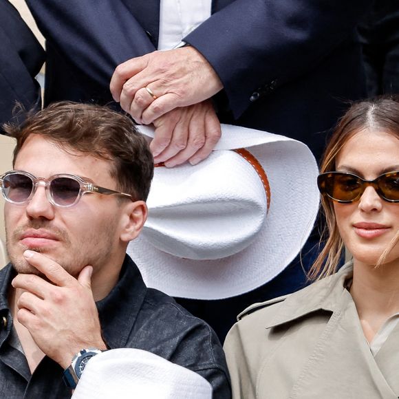 Antoine Dupont et sa compagne Iris Mittenaere en tribunes lors de la finale messieurs des Internationaux de France de Tennis de Roland Garros 2025 (jour 15), à Paris, France, le 8 juin 2025. © Cyril Moreau/Bestimage