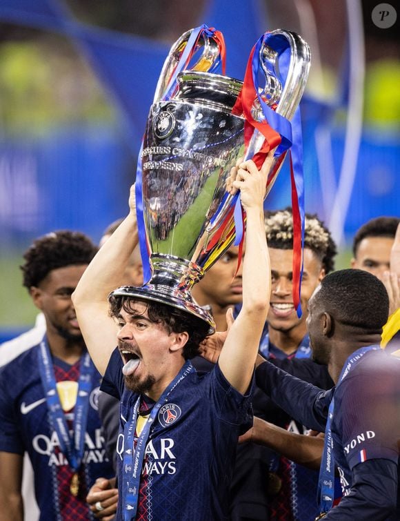 Vitinha du Paris Saint-Germain célèbre avec le trophée de la Ligue des Champions après avoir remporté le match de la finale de l'UEFA Champions League 2026 entre le Paris Saint-Germain et Arsenal FC à la Puskas Arena le 30 mai 2026 à Budapest, Hongrie (Credit Image : © Sports Press/Sport Press Photo via ZUMA Press)