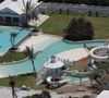 En plus de ces prestations, "le domaine en bord de mer de 23.000 m2 abrite une villa de 1.000 m2, 5 pavillons individuels dont une maison de plage et une maison d’invités".

La maison de Celine Dion sur l'ile Jupiter en Floride KADENA PRESS / BESTIMAGE