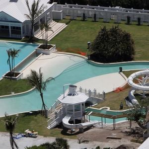En plus de ces prestations, "le domaine en bord de mer de 23.000 m2 abrite une villa de 1.000 m2, 5 pavillons individuels dont une maison de plage et une maison d’invités".

La maison de Celine Dion sur l'ile Jupiter en Floride KADENA PRESS / BESTIMAGE