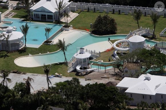 En plus de ces prestations, "le domaine en bord de mer de 23.000 m2 abrite une villa de 1.000 m2, 5 pavillons individuels dont une maison de plage et une maison d’invités".

La maison de Celine Dion sur l'ile Jupiter en Floride KADENA PRESS / BESTIMAGE