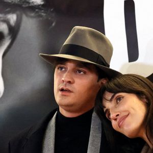 Exclusif - Alain-Fabien Delon et sa compagne Laura Bensadoun au photocall de la soirée Ciné-concert symphonique "Alain Delon, le dernier Samouraï" au Palais des congrès à Paris le jour de son anniversaire.

© Jacovides / Moreau / Bestimage