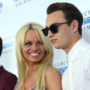 Entre rires partagés, petits stress du matin et tendres taquineries, la belle harmonie de cette joyeuse tribu crève l'écran.

Pamela Anderson et ses fils Brandon Lee, Dylan Lee- Tapis rouge du " Mercy for Animals Hidden Heroes Gala 2015 " à Los Angeles, le 29 Août 2015.

©Bestimage