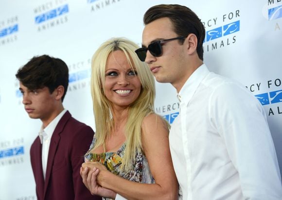 Entre rires partagés, petits stress du matin et tendres taquineries, la belle harmonie de cette joyeuse tribu crève l'écran.

Pamela Anderson et ses fils Brandon Lee, Dylan Lee- Tapis rouge du " Mercy for Animals Hidden Heroes Gala 2015 " à Los Angeles, le 29 Août 2015.

©Bestimage