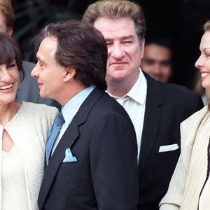 Michel Sardou et son épouse Anne-Marie Perier lors de leur mariage civil avec la fille de Sardou, Cynthia, à la mairie de Neuilly, près de Paris, France, le 11 octobre 1999. Photo par ABACA.
