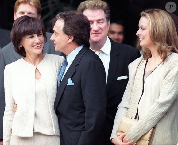 Michel Sardou et son épouse Anne-Marie Perier lors de leur mariage civil avec la fille de Sardou, Cynthia, à la mairie de Neuilly, près de Paris, France, le 11 octobre 1999. Photo par ABACA.