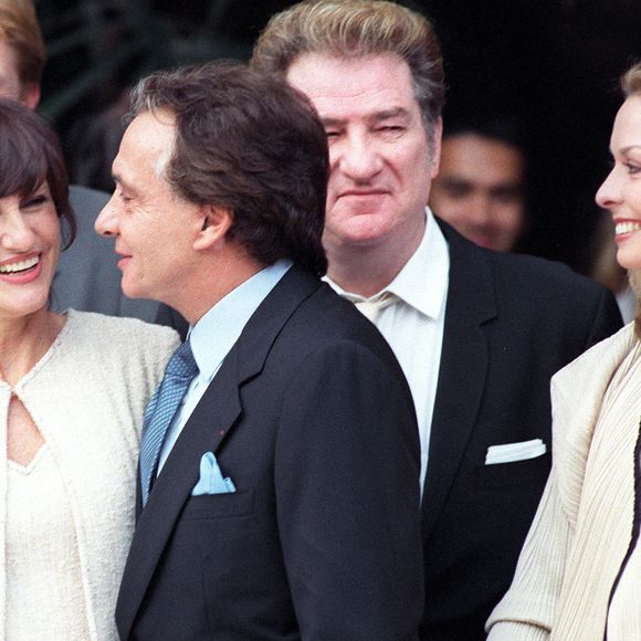 Michel Sardou et son épouse Anne-Marie Perier lors de leur mariage civil avec la fille de Sardou, Cynthia, à la mairie de Neuilly, près de Paris, France, le 11 octobre 1999. Photo par ABACA.