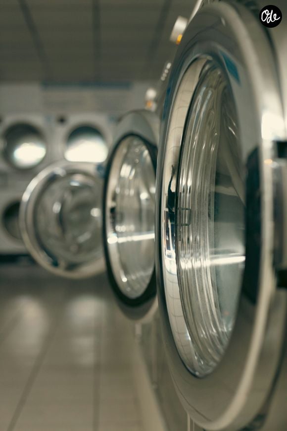 Mettre des boules de papier aluminium dans la machine à laver : pourquoi cette astuce séduit de plus en plus.