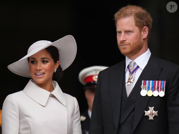 Le prince Harry, duc de Sussex, et Meghan Markle, duchesse de Sussex - Les membres de la famille royale et les invités à la sortie de la messe du jubilé, célébrée à la cathédrale Saint-Paul de Londres, Royaume Uni, le 3 juin 2022. (Julien Burton / Bestimage).