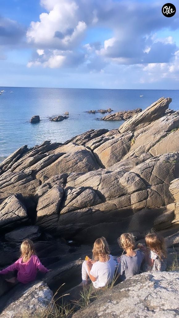 Pierre Niney en vacances avec Natasha Andrews en famille.