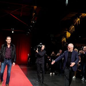 Anthony Delon, Thierry Frémaux - Pour la séance de clôture de la 16ème édition du Festival Lumière de Lyon, un hommage tout particulier a été rendu à l'acteur Alain Delon en projetant "Plein Soleil" de René Clément. Pour l'occasion Vincent Lindon a prononcé un discours en présence de Anthony Delon, qui, sous le coup de l'émotion, a fondu en larmes pendant l'évocation de son père. C'est la première fois, depuis sa disparition, qu'un hommage était rendu en public à Alain Delon, au Halle Tony Garnier, à Lyon, France, le 20 octobre 2024. © Dominique Jacovides/Bestimage