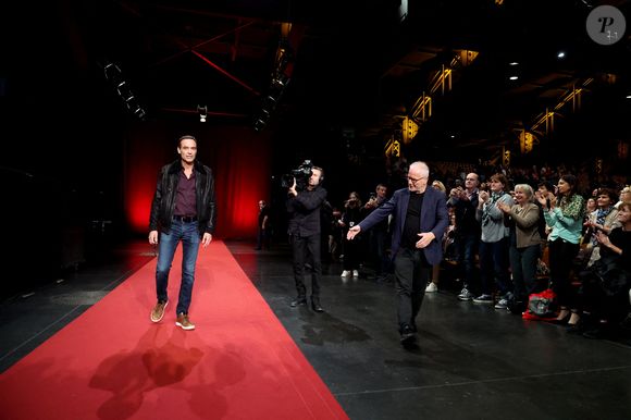 Anthony Delon, Thierry Frémaux - Pour la séance de clôture de la 16ème édition du Festival Lumière de Lyon, un hommage tout particulier a été rendu à l'acteur Alain Delon en projetant "Plein Soleil" de René Clément. Pour l'occasion Vincent Lindon a prononcé un discours en présence de Anthony Delon, qui, sous le coup de l'émotion, a fondu en larmes pendant l'évocation de son père. C'est la première fois, depuis sa disparition, qu'un hommage était rendu en public à Alain Delon, au Halle Tony Garnier, à Lyon, France, le 20 octobre 2024. © Dominique Jacovides/Bestimage