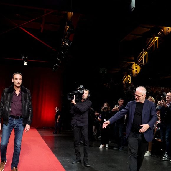 Anthony Delon, Thierry Frémaux - Pour la séance de clôture de la 16ème édition du Festival Lumière de Lyon, un hommage tout particulier a été rendu à l'acteur Alain Delon en projetant "Plein Soleil" de René Clément. Pour l'occasion Vincent Lindon a prononcé un discours en présence de Anthony Delon, qui, sous le coup de l'émotion, a fondu en larmes pendant l'évocation de son père. C'est la première fois, depuis sa disparition, qu'un hommage était rendu en public à Alain Delon, au Halle Tony Garnier, à Lyon, France, le 20 octobre 2024. © Dominique Jacovides/Bestimage