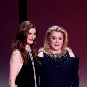 Chiara Mastroianni (maîtresse de cérémonie) et sa mère Catherine Deneuve - Cérémonie d'ouverture du 76ème Festival International du Film de Cannes, au Palais des Festivals à Cannes. Le 16 mai 2023.

© Borde-Jacovides-Moreau / Bestimage
