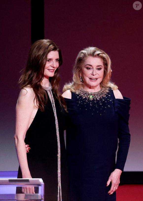 Chiara Mastroianni (maîtresse de cérémonie) et sa mère Catherine Deneuve - Cérémonie d'ouverture du 76ème Festival International du Film de Cannes, au Palais des Festivals à Cannes. Le 16 mai 2023.

© Borde-Jacovides-Moreau / Bestimage