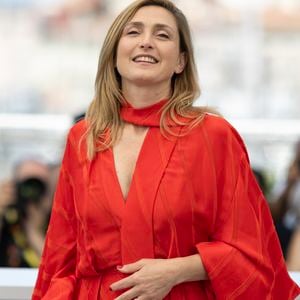 Julie Gayet n'a pas pu annuler sa présence à l'événement.
Julie Gayet - Photocall du jury de "L'Oeil d'Or" lors du 78ème Festival International du Film de Cannes, le 23 mai 2025.
© Jacovides/Moreau/Bestimage