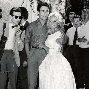 Jacques Charrier et Brigitte Bardot à Louveciennes le 18 juin 1959 © Keystone Press Agency/ZUMA Press Wire