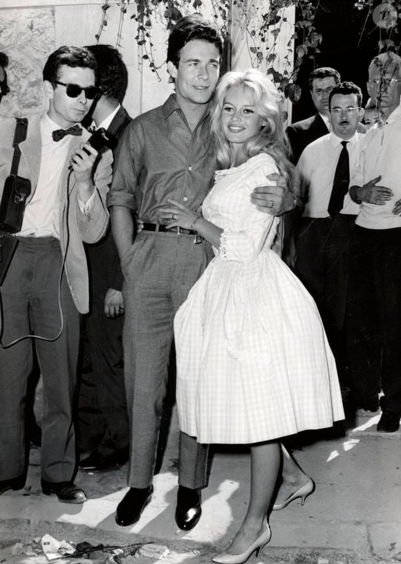 Jacques Charrier et Brigitte Bardot à Louveciennes le 18 juin 1959 © Keystone Press Agency/ZUMA Press Wire