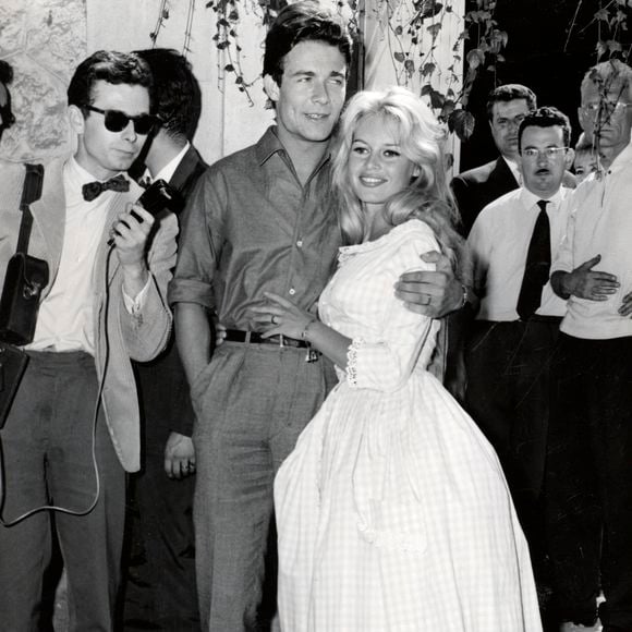 Jacques Charrier et Brigitte Bardot à Louveciennes le 18 juin 1959 © Keystone Press Agency/ZUMA Press Wire