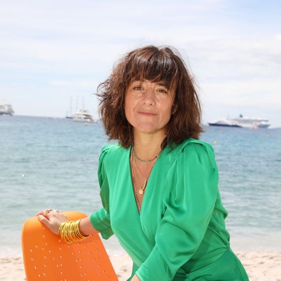 Exclusif -  Romane Bohringer du jury de l'oeil d'Or pose sur la plage de la Quinzaine lors du 72ème festival du film de Cannes' le 20 Mai. © Denis Guignebourg/Bestimage