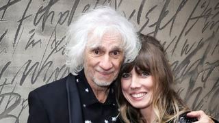 Louis Bertignac et sa femme Laetitia, 34 ans de moins, vivent un séjour de rêve à des milliers de kilomètres avec leur jeune fils