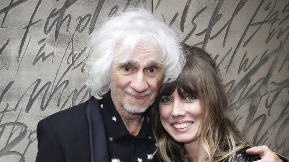 Louis Bertignac et sa femme Laetitia, 34 ans de moins, vivent un séjour de rêve à des milliers de kilomètres avec leur jeune fils