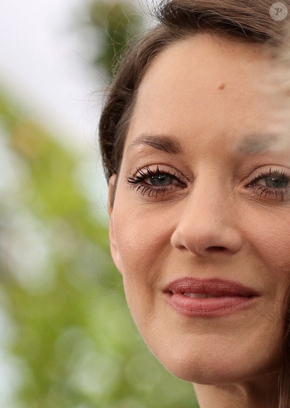 Marion Cotillard au photocall de "Brother And Sister (frère et soeur)" lors du 75ème Festival International du Film de Cannes, le 21 mai 2022.
© Dominique Jacovides/Bestimage
