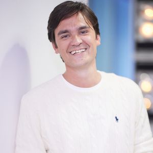 Exclusif - Alain-Fabien Delon en backstage de de l'émission "C à Vous" à Paris, France, le 18 octobre 2024. © Cyril Moreau/Bestimage