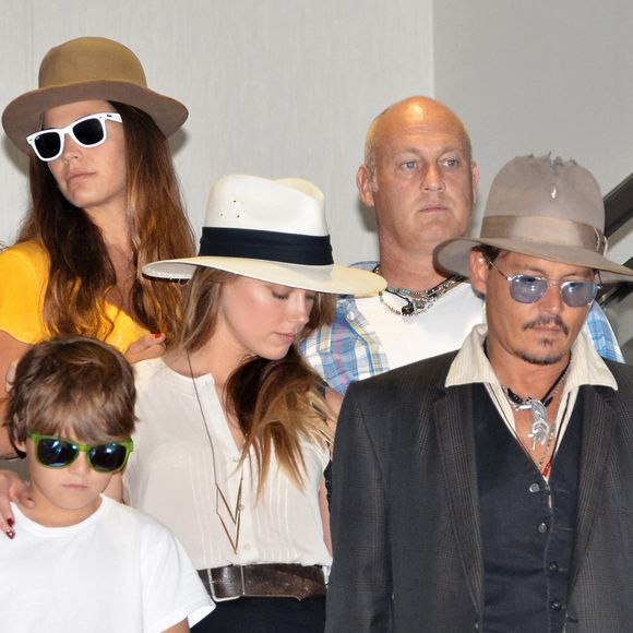Jack Depp va sortir de l'ombre 
Vanessa Paradis arrive avec ses enfants Lily-Rose Depp et Jack Depp à l'aéroport de LAX à Los Angeles. Lily-Rose Depp est accompagnée de son petit ami Ash Stymest.