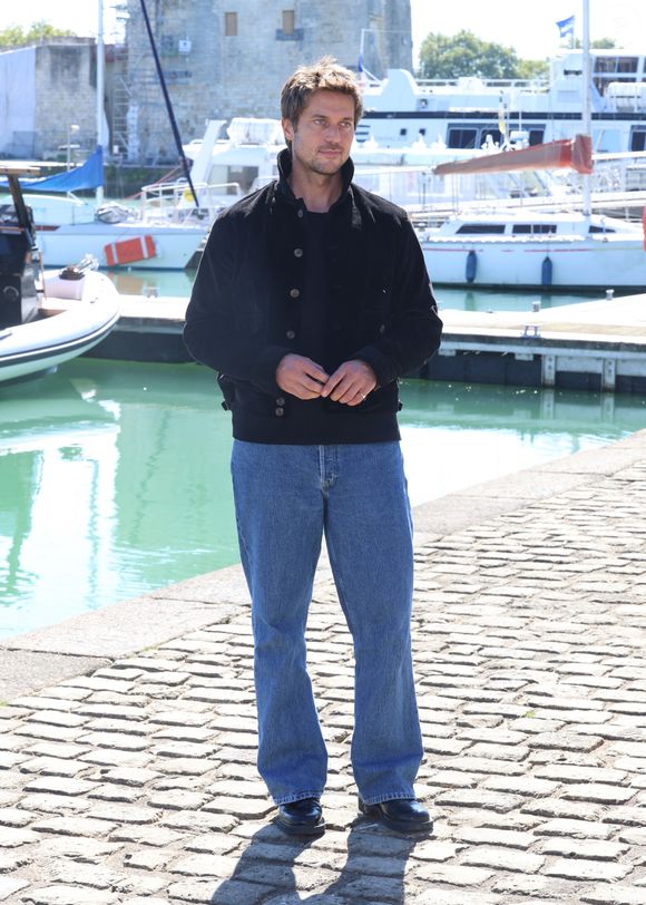 Lucas Bravo au photocall de la série "Merteuil" lors du 27ème Festival de la Fiction de la Rochelle, le 18 septembre 2025.
© Denis Guignebourg / Bestimage