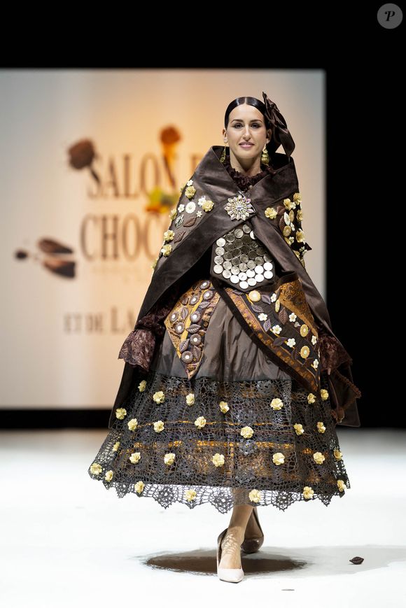 Je m’embrouille jamais, c’est elle la boss, c’est elle qui doit m'apprendre et qui doit me diriger et moi je respecte”, conclut le partenaire d’Ana Riera
Ana Riera - Défilé d'ouverture du salon du chocolat 2024 à Paris porte de Versailles en faveur de l’association Mécénat Chirurgie Cardiaque le 29 octobre 2024. © Perusseau-Veeren/Bestimage
