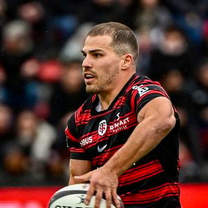 Depuis 2021, Antoine et son frère ont également relancé l'ancien hôtel familial, devenu le Domaine de Barthas, récemment classé trois étoiles.

Antoine Dupont lors du match du Top 14 "Toulouse - Montpellier (45-29)" au stade Ernest-Wallon, le 28 mars 2026.

© Thierry Breton/PsnewZ/Bestimage