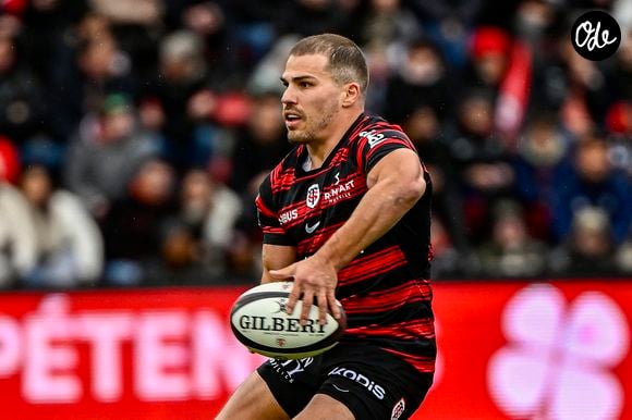 Depuis 2021, Antoine et son frère ont également relancé l'ancien hôtel familial, devenu le Domaine de Barthas, récemment classé trois étoiles.

Antoine Dupont lors du match du Top 14 "Toulouse - Montpellier (45-29)" au stade Ernest-Wallon, le 28 mars 2026.

© Thierry Breton/PsnewZ/Bestimage