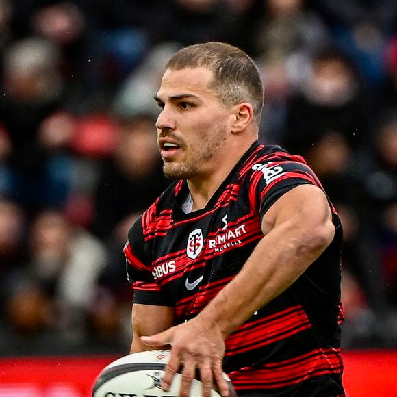 Depuis 2021, Antoine et son frère ont également relancé l'ancien hôtel familial, devenu le Domaine de Barthas, récemment classé trois étoiles.

Antoine Dupont lors du match du Top 14 "Toulouse - Montpellier (45-29)" au stade Ernest-Wallon, le 28 mars 2026.

© Thierry Breton/PsnewZ/Bestimage