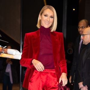 Les ventes s'ouvriront du 3 au 5 juin.
Celine Dion arbore un total look rouge satin et velours à la sortie de son hôtel à New York, le 14 novembre 2019.