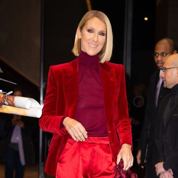 Les ventes s'ouvriront du 3 au 5 juin.
Celine Dion arbore un total look rouge satin et velours à la sortie de son hôtel à New York, le 14 novembre 2019.