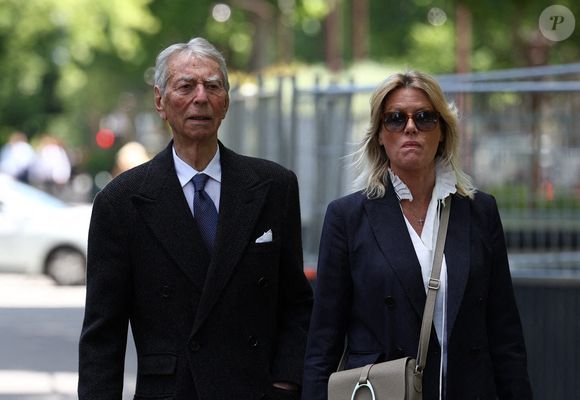 Jean-Claude Narcy et sa compagne Alice Bertheaume assistant à la cérémonie d'enterrement de Daniel Bilalian à l'église Saint-Pierre de Neuilly-sur-Seine, près de Paris, France, le 22 mai 2025. Photo par Raphael Lafargue/ABACAPRESS.COM