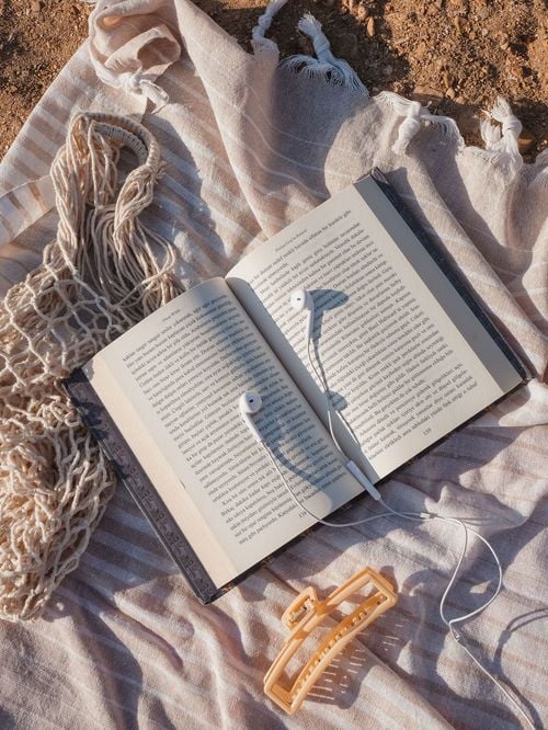 Zendaya, Emma Watson, Héléna… 4 livres que ces personnalités nous donnent envie de glisser dans notre sac de plage