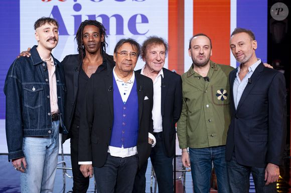 Cliff Schneider, Julien Voulzy, Laurent Voulzy, Michel Drucker, Alain Souchon, Ours, Djenae Nollet, Chrislaure Nollet et Franck Leboeuf en backstage de l'enregistrement de l'émission "Famille je vous aime" présentée par M.Drucker et qui sera diffusée le 29 décembre sur France 3, au studio Rive gauche, à Paris, France, le 2 décembre 2025. © Gaffiot-Perusseau/Bestimage