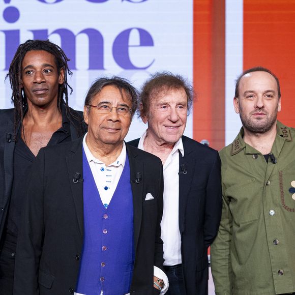 Cliff Schneider, Julien Voulzy, Laurent Voulzy, Michel Drucker, Alain Souchon, Ours, Djenae Nollet, Chrislaure Nollet et Franck Leboeuf en backstage de l'enregistrement de l'émission "Famille je vous aime" présentée par M.Drucker et qui sera diffusée le 29 décembre sur France 3, au studio Rive gauche, à Paris, France, le 2 décembre 2025. © Gaffiot-Perusseau/Bestimage