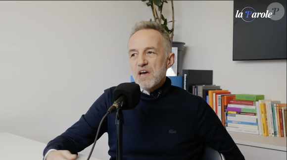 Emmanuel Grégoire, candidat à la mairie de Paris, a fait quelques confidences au sujet de sa jeunesse et ses complexes. Capture d'écran "La Parole" sur Youtube