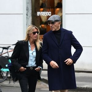 Contrairement à son ex-mari qui s’affiche avec Adriana Karembeu, Sarah préfère rester discrète.

Exclusif - Sarah Poniatowski (Lavoine) et son compagnon Roschdy Zem - Hommage à la chanteuse Dani en l'église Saint-Roch à Paris le 1er octobre 2022.